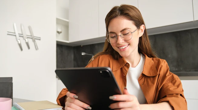 Concurseira estudando pelo tablet em casa, conciliando o estudo com a rotina